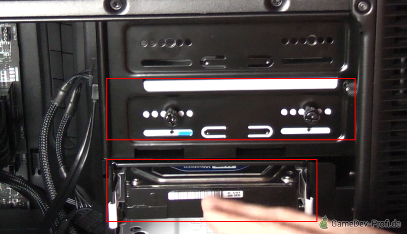 Wenn das CD/DVD-Laufwerk und die Festplatte möglichst nah übereinander eingebaut werden, lassen sich beide mit einem gemeinsamen Stromkabel versorgen.